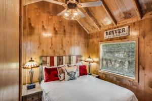 En eller flere senge i et værelse på Glenwood Canyon Resort