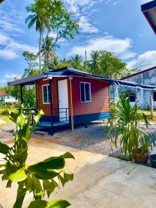 een klein huisje met een blauw dak bij Lamai Home 3 in Ko Yao Noi