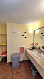 Koupelna v ubytování PLAYA BLANCA GOLF and BEACH VILLA