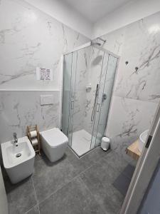 un bagno con doccia, WC e lavandino di DANITO Rooms 6 ad Ancona