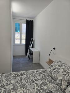 una camera da letto con un letto, una scrivania e una finestra di DANITO Rooms 6 ad Ancona