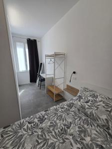 una camera da letto con un letto, una scrivania e una sedia di DANITO Rooms 6 ad Ancona Altre 6 foto