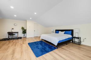 Ένα ή περισσότερα κρεβάτια σε δωμάτιο στο Elegant 2 Story Bloomfield 3 Kings 2 Queens