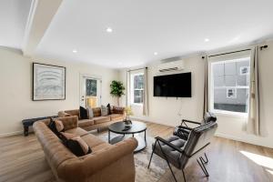 Μια τηλεόραση ή/και κέντρο ψυχαγωγίας στο Elegant 2 Story Bloomfield 3 Kings 2 Queens