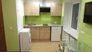 Η κουζίνα ή μικρή κουζίνα στο Тоmiк Liepaja +15 φωτογραφίες