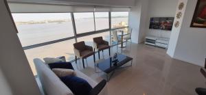 Χώρος καθιστικού στο Ecusuites Skyline Jacuzzi Premium Riverfront 12