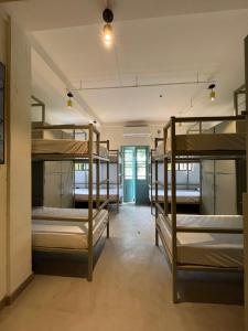 a room filled with lots of bunk beds at Testudo Madiha in Matara