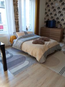 Ένα ή περισσότερα κρεβάτια σε δωμάτιο στο TINCHEBRAY Centre ville