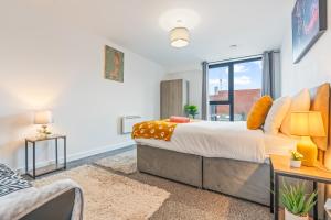En eller flere senge i et værelse på Modern & Cosy Apartment Luxury 1-Bed Sleeps 5