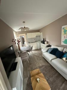 una sala de estar con un sofá y una mesa en Bed & Bloom, en Barneveld