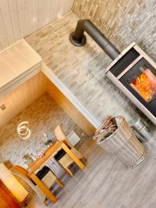 Una habitación con una mesa y una silla y una chimenea. en Panoramablick, en Hainfeld