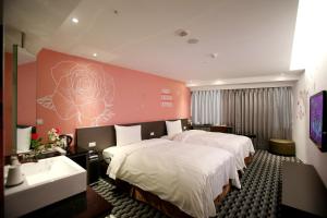 A bed or beds in a room at Chiayi Look Hotel