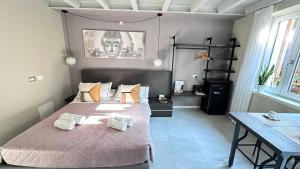 een slaapkamer met een bed met handdoeken erop bij ES Apartments in Nago-Torbole