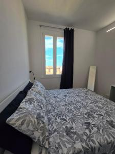 una camera da letto con un letto e una finestra di DANITO Rooms 5 ad Ancona