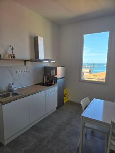 una cucina con vista sull'oceano da una finestra di DANITO Rooms 5 ad Ancona
