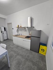 una cucina con un lavello e un piano di lavoro di DANITO Rooms 5 ad Ancona Altre 9 foto