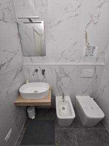 un bagno con lavandino, WC e specchio di DANITO Rooms 5 ad Ancona