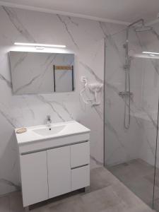 Et badeværelse på Apartamentos do Lameirinho