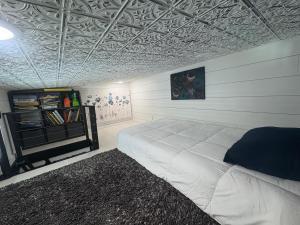 Postel nebo postele na pokoji v ubytování Pet Friendly, Modern Tiny Home in Vibrant Clermont!