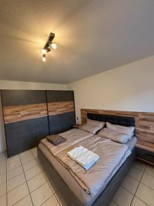 a bedroom with a large bed with a ceiling fan at Moselzeit - Moderne Ferienwohnung mit Terrasse und Burgblick in Bernkastel-Kues