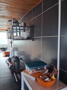 eine Küche mit einer Theke mit einer Schüssel Essen in der Unterkunft Achadas da Cruz Farm House in Achadas da Cruz