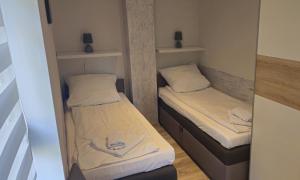 een kleine kamer met 2 bedden bij Szafirowy Zakątek in Karpacz