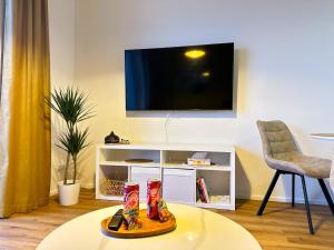 Μια τηλεόραση ή/και κέντρο ψυχαγωγίας στο New Modern Home-Projector-Nespresso-View-Balcony