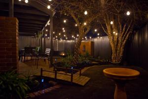 een terras dat 's avonds verlicht is met kerstverlichting bij Entire home in Cranbourne West in Cranbourne