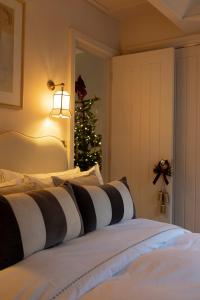 Una cama o camas en una habitación de Luxury Mews in the heart of New Town