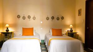 Postel nebo postele na pokoji v ubytování El Diablo y la Sandia B&B