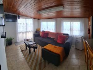 ein Wohnzimmer mit Sofa und Tisch in der Unterkunft Achadas da Cruz Farm House in Achadas da Cruz