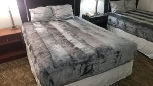 Postel nebo postele na pokoji v ubytování OSU 2 Queen Bed Hotel Room 238