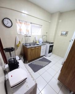 une cuisine avec un évier et un plan de travail dans l'établissement Pé na areia, 4 quartos, Garagem Enorme para até 2 carros médio porte, à Balneário Camboriú