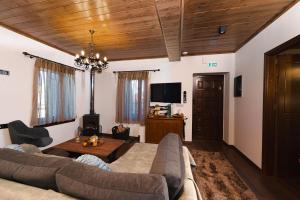 ein Wohnzimmer mit Sofa und Tisch in der Unterkunft Pelion Experience in Zagora