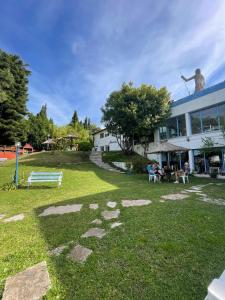 Hotel Bella Vista في فيلا جيزيل: ساحة كبيرة بها مبنى عليه تمثال