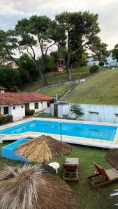 Hotel Bella Vista في فيلا جيزيل: مسبح أزرق كبير في الفناء