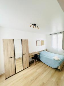 Giường trong phòng chung tại Premium T2 centre ville, 15 min futuroscope