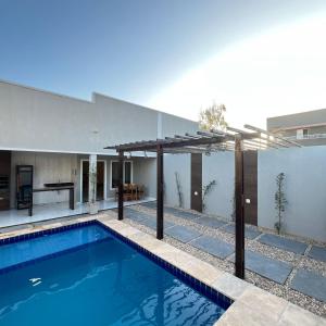 a swimming pool in front of a house at Casa com 3 dormitórios na Praia do Preá com Piscina in Prea