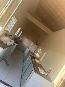 Una vista aérea de una cocina con pisos de baldosas blancas. en Casa de Praia com Piscina em frente à praia para até 32 pessoas, en Vera Cruz de Itaparica