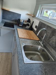 TillicoultryにあるDevonknowes lodgesの木製のまな板が置かれたキッチンシンク +63枚の写真