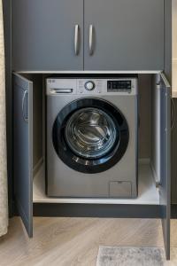 una lavadora en un armario en una habitación en Tashkent Park View Suites - ApartmentHotels uz, en Tashkent