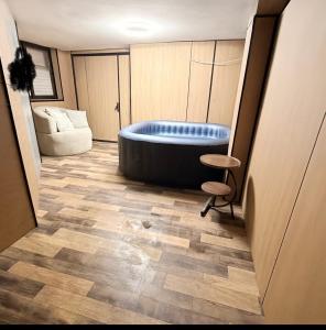 アシュドッドにあるSeaSide Villaの椅子とスツールが置かれた部屋の浴槽