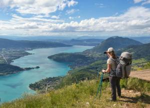 Eine Frau, die auf einem Hügel steht und auf einen See schaut. in der Unterkunft Chaleureux t1 Aiguebelle in Randens + 17 Fotos