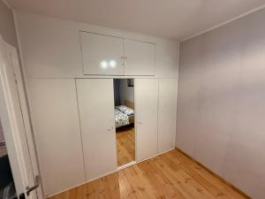 ein leeres Zimmer mit weißen Schränken und einem Bett in der Unterkunft Armin Castle to Stay in Jelgava