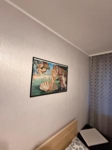ein Bild, das an einer Wand in einem Schlafzimmer hängt in der Unterkunft Armin Castle to Stay in Jelgava