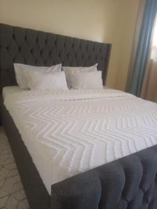 Giường trong phòng chung tại Cozy Homes