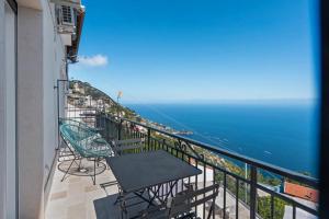 弗洛里Blue View Luxury Rooms的带桌椅和海景的阳台