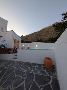 a white wall with a vase on a patio at Casas da Lola - Mourão in Mourão