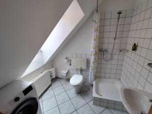 Un baño blanco con lavabo e inodoro. en MaLu apartment in nature with terrace, en Jakovica 10 fotos más