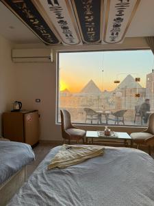 Ένα ή περισσότερα κρεβάτια σε δωμάτιο στο Linda pyramids view hotel
